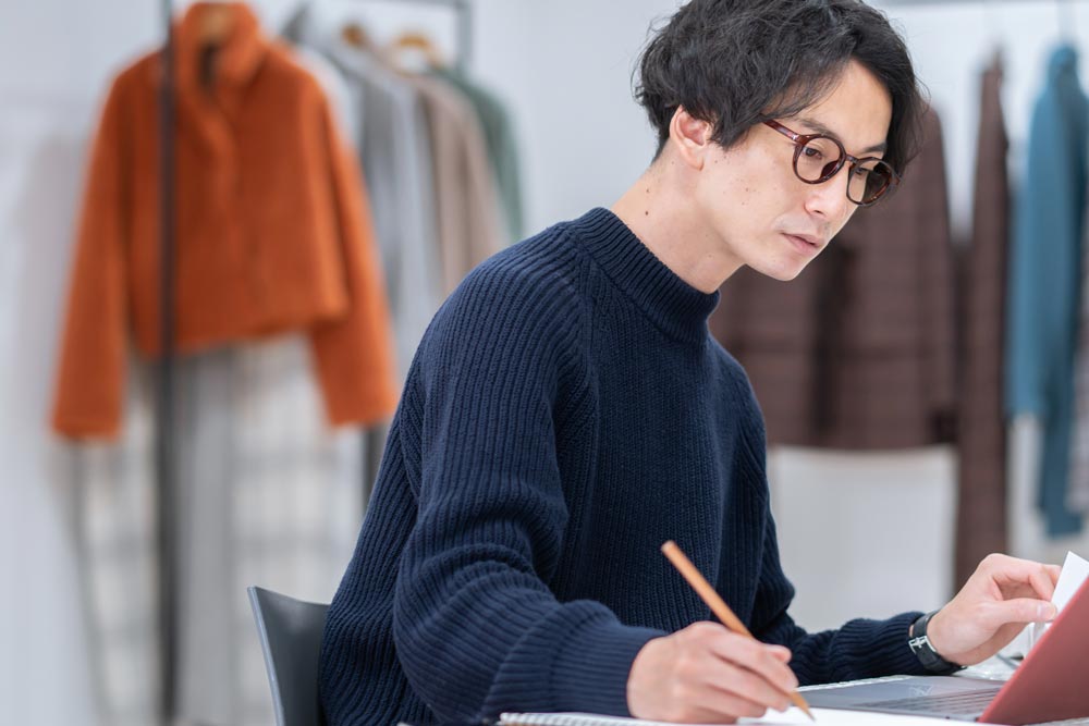 チラシを制作するデザイナー